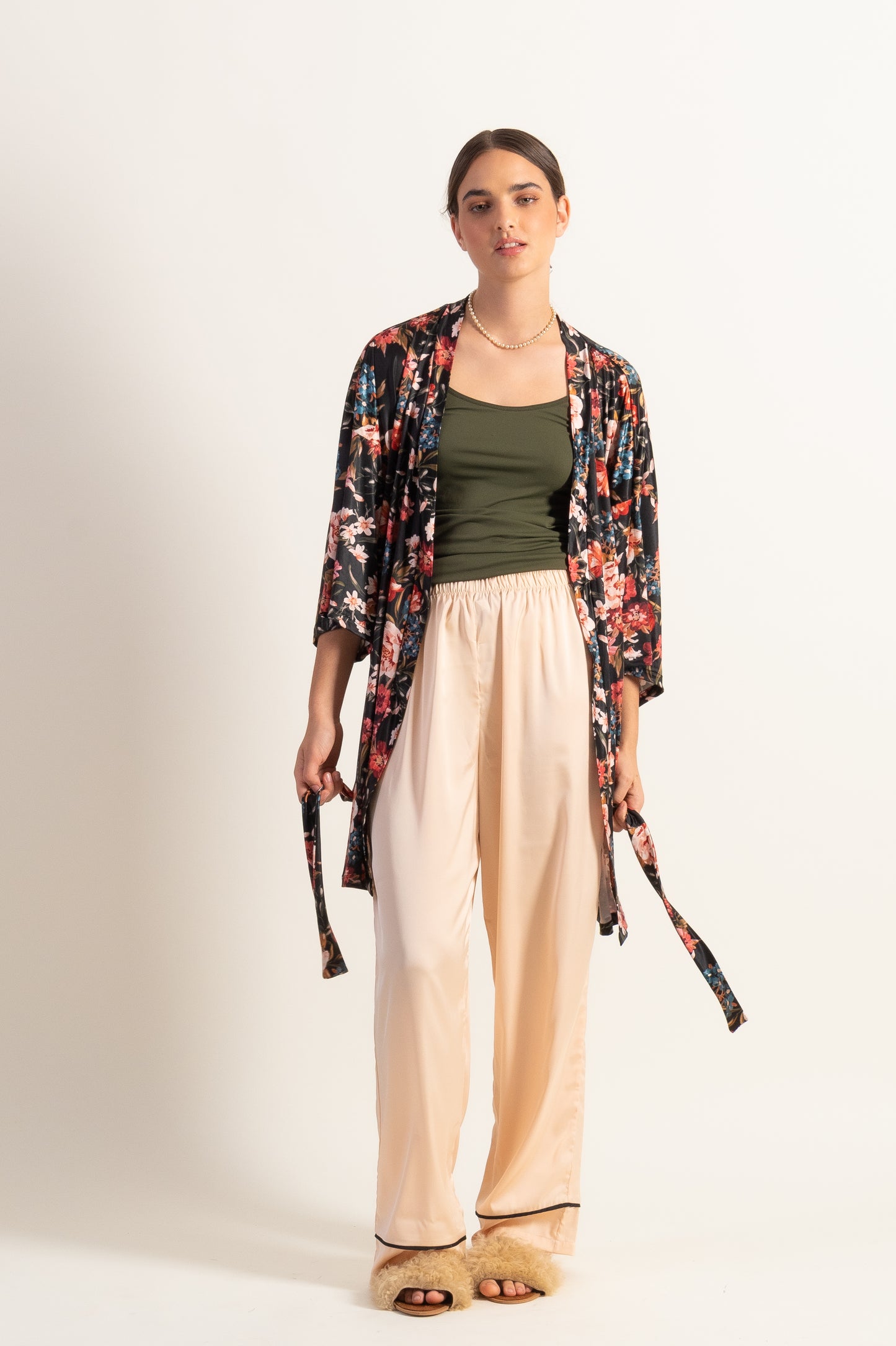 Kimono / bata en seda fria motivos florales