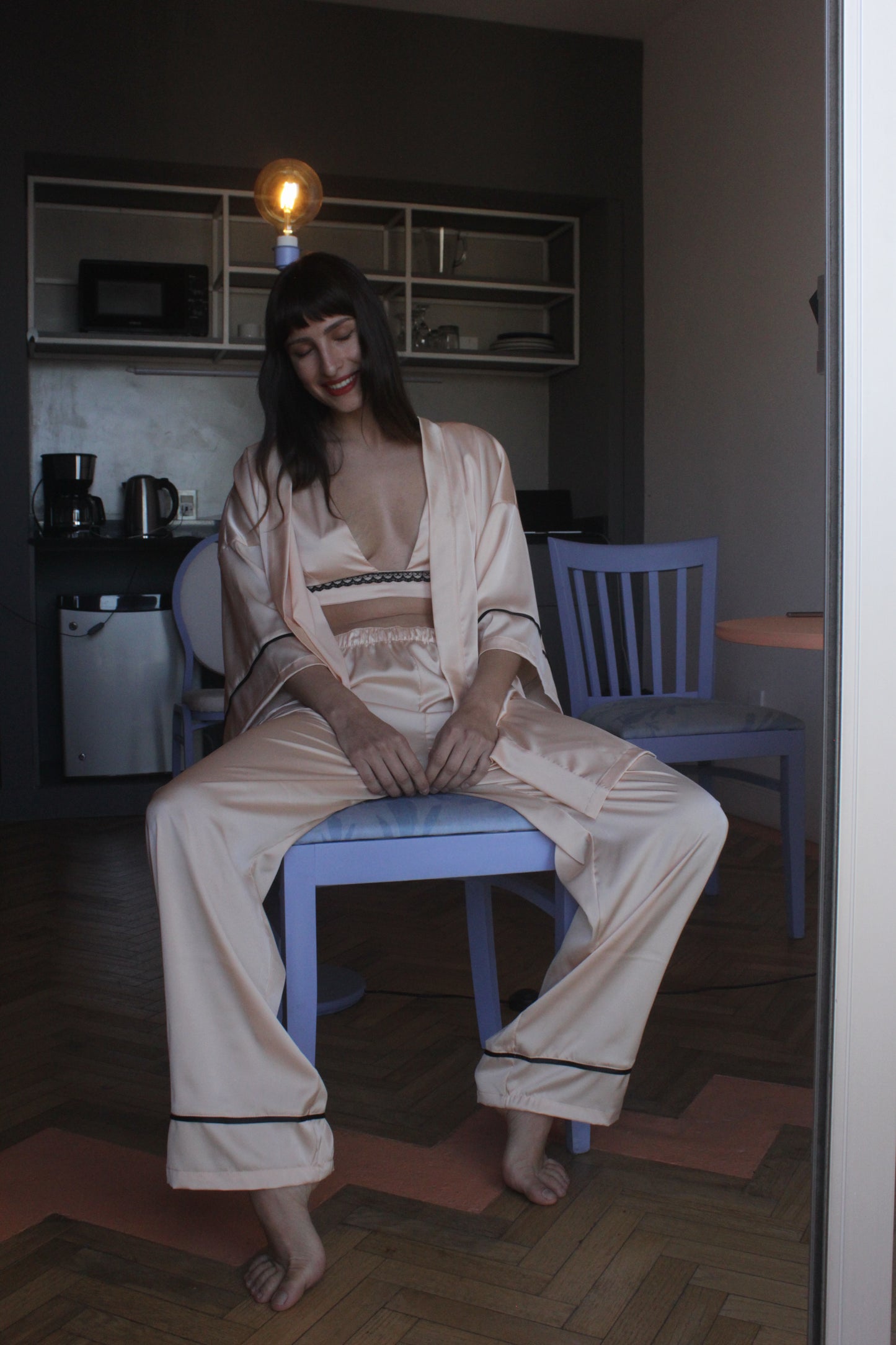 PANTALÓN CHAMPAGNE CON VIVO NEGRO