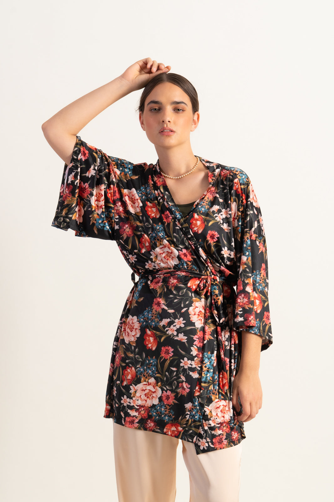 Kimono / bata en seda fria motivos florales