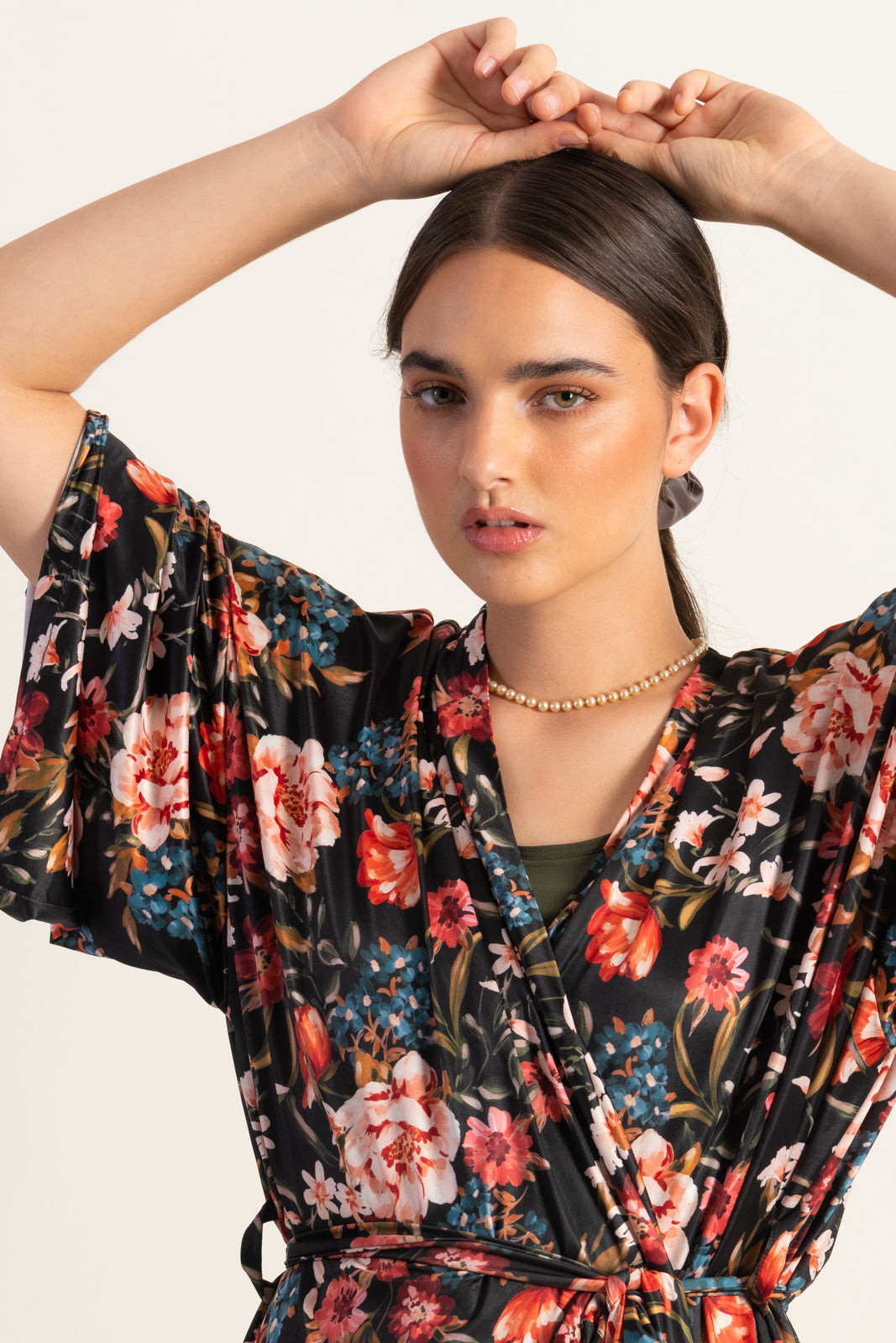 Kimono / bata en seda fria motivos florales