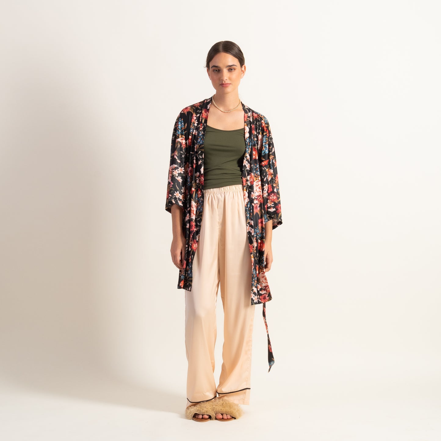 Kimono / bata en seda fria motivos florales