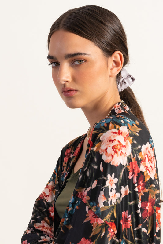 Kimono / bata en seda fria motivos florales
