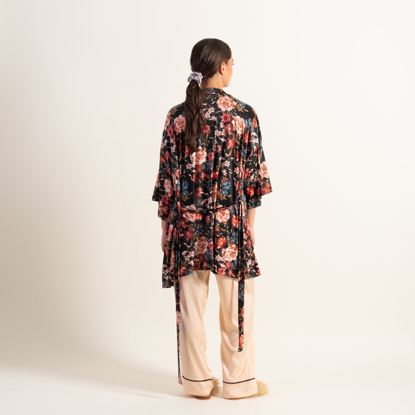 Kimono / bata en seda fria motivos florales